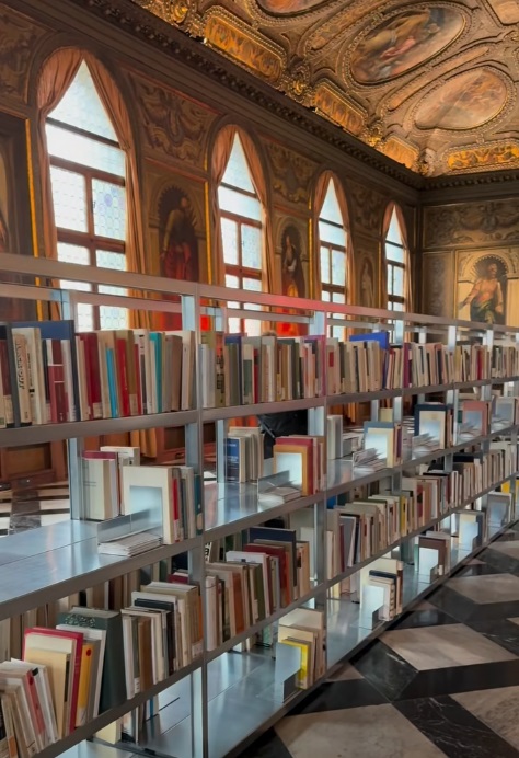 Da Palermo a Venezia: i libri della Biblioteca etnografica Pitrè alla Biennale di Venezia
